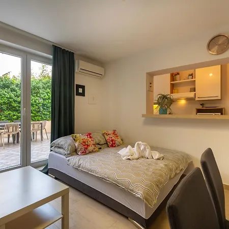 Karlo With Private Pool Apartment Split